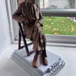 David Hockney Statue - Bronze Effect Figure On White Stone Base - thumbnail 4
