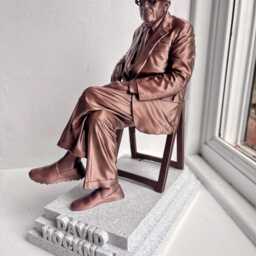 David Hockney Statue - Bronze Effect Figure On White Stone Base - thumbnail 2