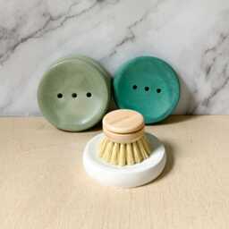 Handmade Concrete Round Soap Dish With Drainage Holes - Modern Bathroom Decor & Eco-Friendly Accessory - thumbnail 3