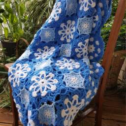 Blue & White Winter Snowflake Blanket - thumbnail 3