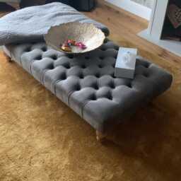 Chesterfield Plush Velvet Ottoman - Natural Wood Leg Footrest, Coffee Table - 120x60x30cm - thumbnail 3