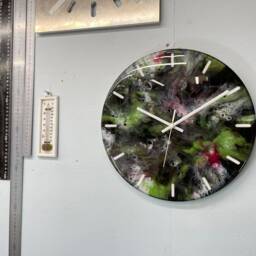33cm Black Green White & Blood Red Abstract Modern Resin Wall Clock, Unusual Decor, Unique Clocks - thumbnail 2