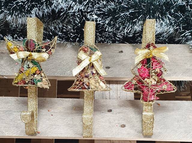 Gold Glitter Over Door Hanger For Christmas Wreaths, Metal Wreath - Scented Decoration in 3 Festive Designs - image 1