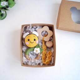 Crochet Bee Baby Gift Set, Bee Shower Box, Gender Neutral - thumbnail 3