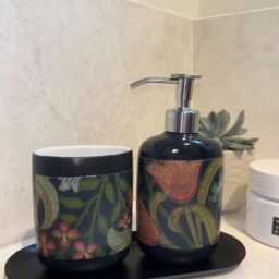 William Morris Golden Lily 3 Piece Set - Bathroom Ceramic Soap Dispenser, Toothbrush Holder & Black Metal Tray - thumbnail 4