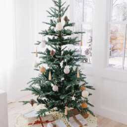 Chunky Knit Christmas Tree Skirt - White Cable Knit, Holiday Decor - thumbnail 3