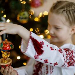 Small Hand Painted Christmas Balls With Butterfly Made Of Wood - Openable Ball in Ukrainian Style Decorations - thumbnail 3