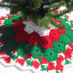 Crochet Mini Christmas Tree Skirt, Red & Green, 20 Inch. Tabletop Skirt - thumbnail 2