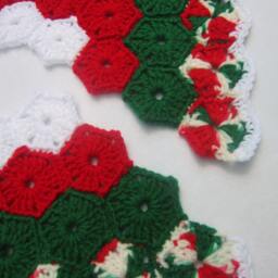 Crochet Mini Christmas Tree Skirt, Red & Green, 20 Inch. Tabletop Skirt - thumbnail 4