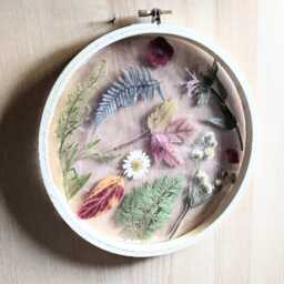 Framed Flowers Wall Art, Assorted Flowers, Hoop Art Decor, Botanical Gifts, Floral Arts, White Nature Lovers Gift - thumbnail 3