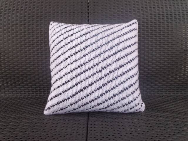 Cushion + Cover Acrylic Geometric Lines - image 1