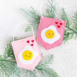 Little Fried Egg Mini Banner, Cute Egg Kitchen Decor, Small Wall Hanging, Felt Ornament, Pennant Banner, Lovers Gift, Stocking Stuffer - thumbnail 2