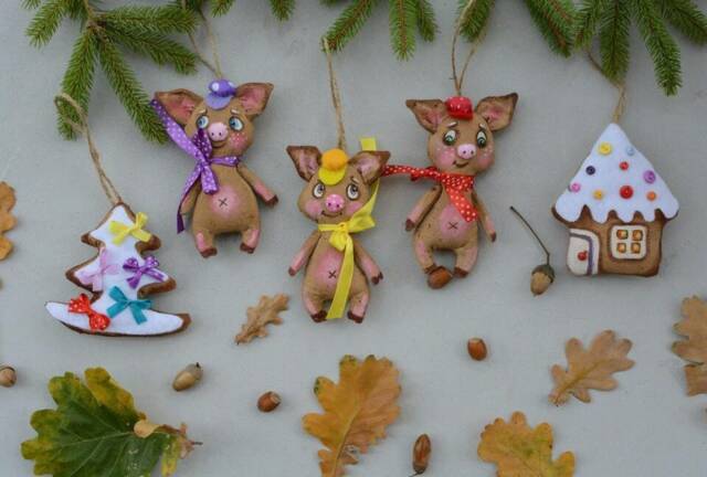 Set Of 5 Christmas Textile Ornaments Hand Painted Ginger Bread Scent Decor The Three Little Pigs Holiday Tree Ornament One A Kind Ready - image 1