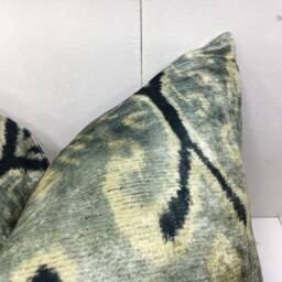 20x20 Handwoven Silk Ikat Pillow Cover - thumbnail 2