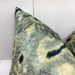 20x20 Handwoven Silk Ikat Pillow Cover - thumbnail 3