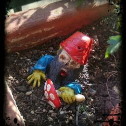 Zombie Garden Gnomes - 5-9cm - thumbnail 2