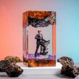 Leon Kennedy Resin Lamp- Fanmade Resident Evil Gaming Collectible Display - Handcrafted Epoxy Night Light Gift For Action Fan - thumbnail 3