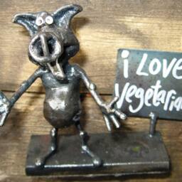 Vegetarian Pig Sculpture Made From Recycled Steel - thumbnail 4