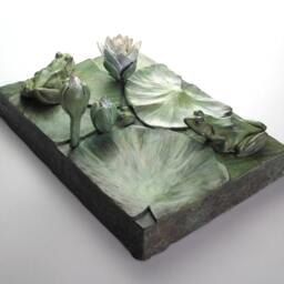 Your Pad Or Mine? Bronze Frogs & Water Lilies Sculpture With Vert De Gris Patina - thumbnail 2
