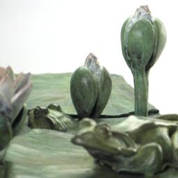 Your Pad Or Mine? Bronze Frogs & Water Lilies Sculpture With Vert De Gris Patina - thumbnail 4