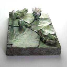 Your Pad Or Mine? Bronze Frogs & Water Lilies Sculpture With Vert De Gris Patina - thumbnail 3