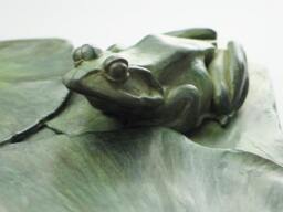 Your Pad Or Mine? Bronze Frogs & Water Lilies Sculpture With Vert De Gris Patina - thumbnail 1