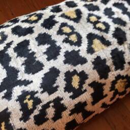 Leopard Ikat Velvet Pillow Handwoven Uzbek Silk Cushion - thumbnail 4