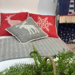 Red Snowflake Cushion Cover - Pure Wool Reversible Pillowcase 45 X 45cm/ 18 18 - thumbnail 2