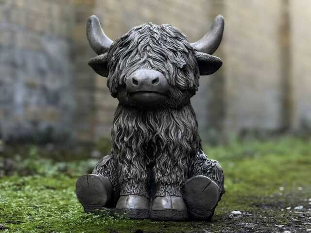 Concrete Highland Cow Garden Statue Stone Sitting Sculpture Garden Decoration Outdoor Animal Ornament Highland Lover Gift - image 1