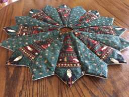 Debbie Mumm Christmas Tree Skirt Santa & Stars, 26 Inch