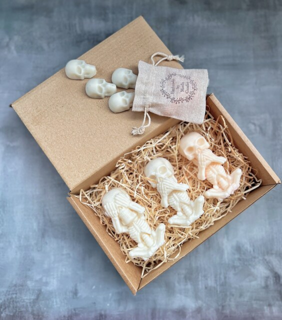 Skull Candle Set With Skull Wax Melts, Skeleton Candle Gift, Gothic Gift Set, Goth Set, Creepy Gift, Bithday Set, Human - image 1