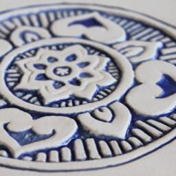 Wall Hanging With Mandala Design, Ceramic Tile Wall Glazed in Blue & White, Circle Art 21cm, Mandala Plain Border - thumbnail 3