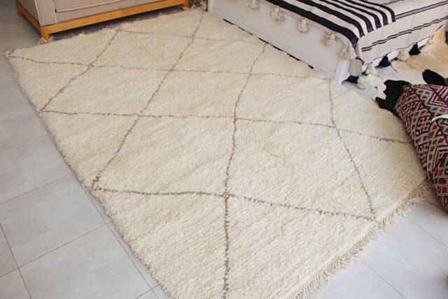 Authentic Moroccan Cream Rug With Beige Geometric Patterns From Beni Ouarain. Berber Floor Seating, Hand Woven Wool Rug, Knotted Rug - image 1
