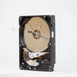 Desk Clock Made Of A Recycled Computer Hard Drive - Hdd Ready To Ship C0680 - thumbnail 3