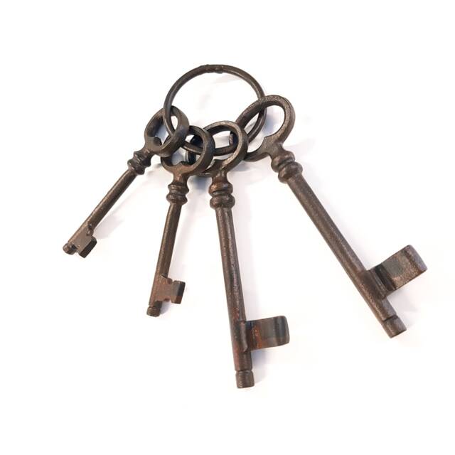 Vintage Cast Metal Skeleton Key Set Wall Decor - image 1