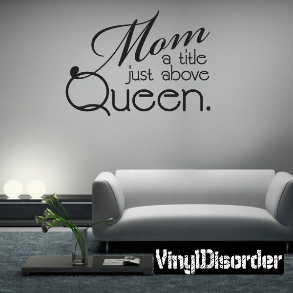 Mom A Title Just Above Queen - Vinyl Wall Decal Quotes Sticker Fa024Momatitleiet - image 1