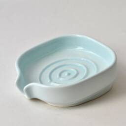 Self-Draining Porcelain Soap Dish With Spout - Minimal Ceramic Bathroom Accessory Functional & Eco-Friendly Gift - thumbnail 4