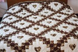 Amish-style Double Irish Chain Quilt, Hand-Quilted Cotton Hearts Blanket, Queen King Cal Handmade Patchwork Quilt, Farmhouse Room Decor - thumbnail 1