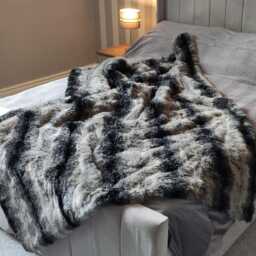Handmade Grey Wolf Faux Fur Throw Black Polar Fleece Lining - thumbnail 3