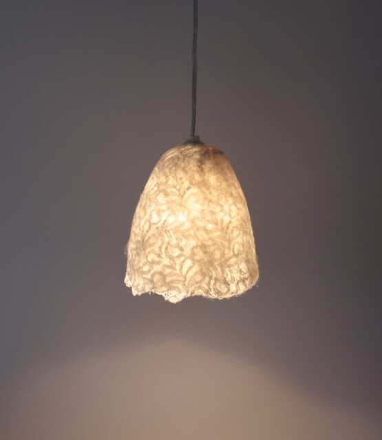 Handgevilte Lampenkap, Lamp, Hanglamp, Wit, Handgemaakt Vilt Van Natuurlijk Witte Wol En Kant. Wordt Op Bestelling Gemaakt - image 1