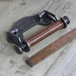 For??t Albert Industrial Rustic Hand Forged Wood Handle Vintage Toilet Roll Holder in Antique Iron - thumbnail 2