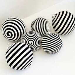 Black & White Yarn Christmas Ornaments Striped Xmas Balls, Set Of 6 - thumbnail 3