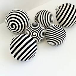 Black & White Yarn Christmas Ornaments Striped Xmas Balls, Set Of 6 - thumbnail 2