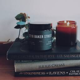 Tobacco & Oak Candle - 221B Baker Street Soy Natural Wax Candles Eco Sherlock Holmes in Amber Glass Jar - thumbnail 3