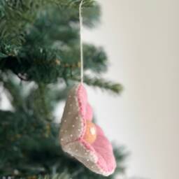 Felted Scallop Christmas Ornament, Wool Tree Hanging Decoration - thumbnail 4