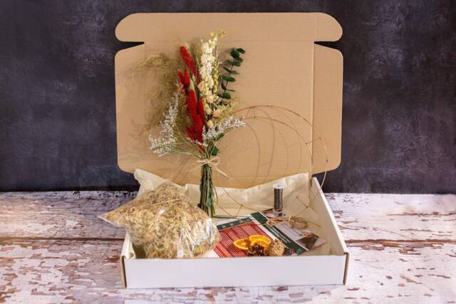 Christmas Wreath Making Kit With Dried Flowers. Add Your Own Foliage. Includes Ring, Moss, Wire, Dried Flowers, Pine Cones, Etc. - #l - image 1