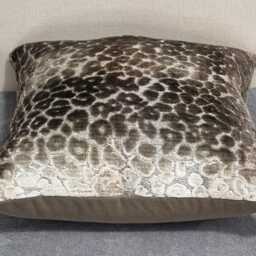 Designers Guild Zannachi Birch & Omega Velvet Cushion Cover 37x37 cm - thumbnail 3