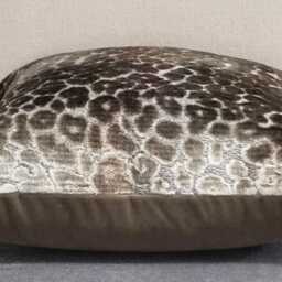 Designers Guild Zannachi Birch & Omega Velvet Cushion Cover 37x37 cm - thumbnail 2