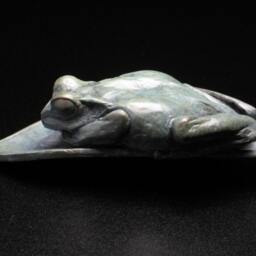 Tree Frog Shoe Horn. Bronze Sculpture, Edition Of 25 - thumbnail 4