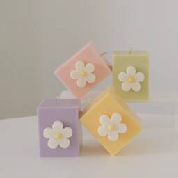 Daisy Soy Wax Candle/Flower Desk Accessories Pastel Aesthetic Decor - thumbnail 2